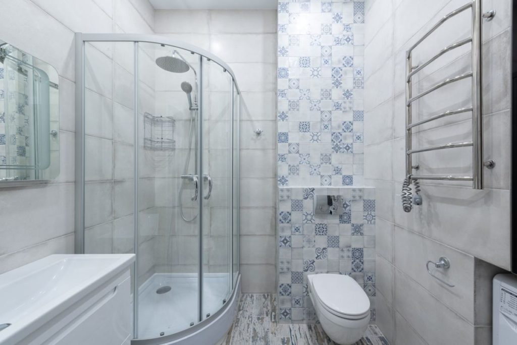 Bathroom with a shower cabin and a wall-hung toilet