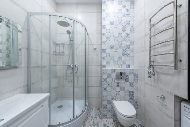 Bathroom with a shower cabin and a wall-hung toilet