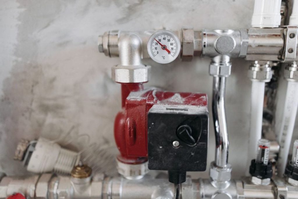 Heating manifold with gauge and pump